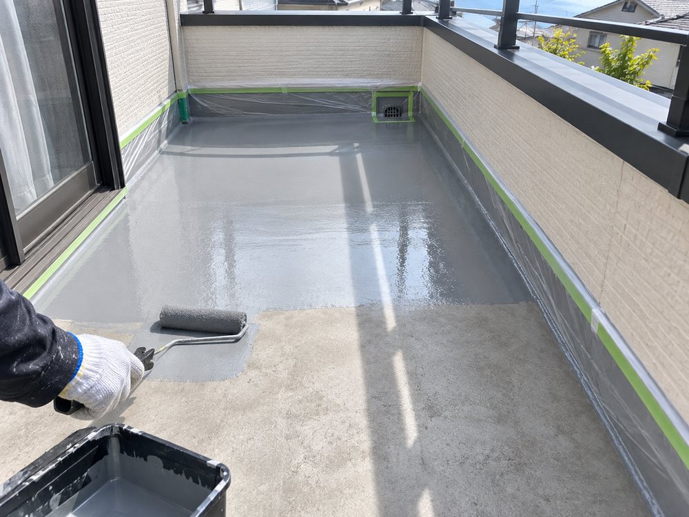 ベランダの床に防水塗装を行っているところ