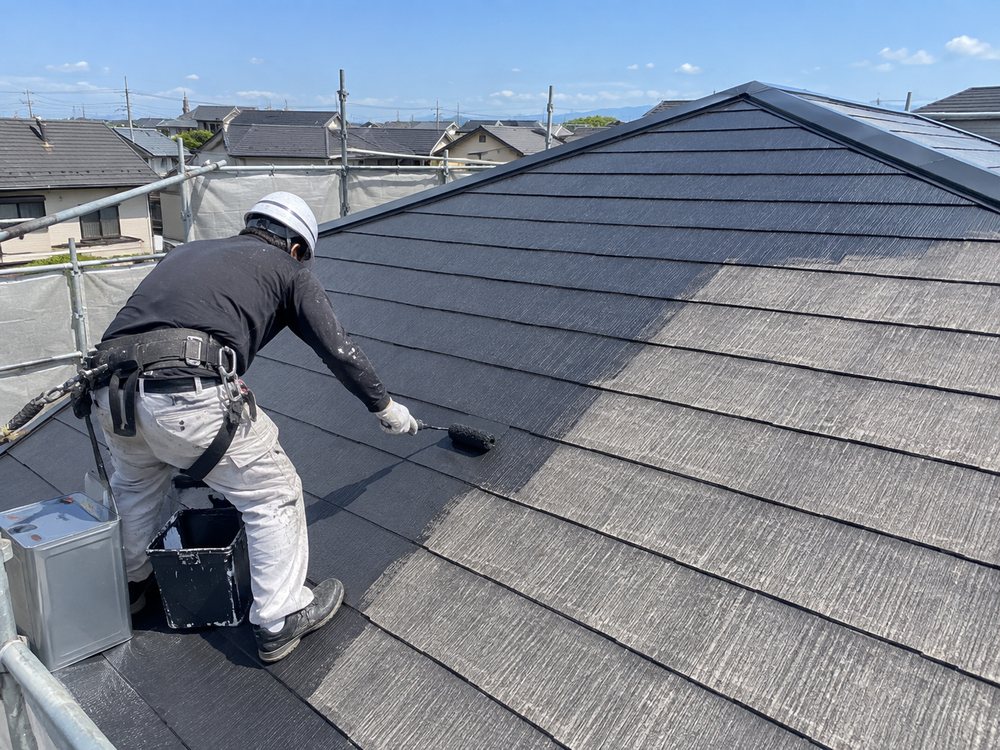 戸建て住宅の屋根を塗装しているところ